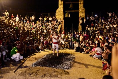 Fe, valor y tradición en el Paso del Fuego de San Pedro Manrique.