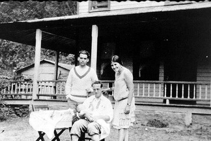 Federico García Lorca y Ángel del Río con su hijo Miguel Ángel en brazos junto a su esposa Amelia Agostini. Septiembre de 1929. Shandaken. Montañas Catskill, Nueva York.