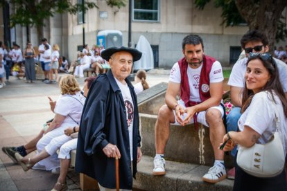 Reconocimiento a creadores y subastadores en el Sábado Agés 2026.