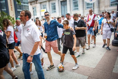 Reconocimiento a creadores y subastadores en el Sábado Agés 2026.