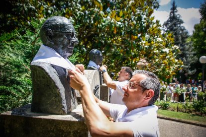 Reconocimiento a creadores y subastadores en el Sábado Agés 2026.