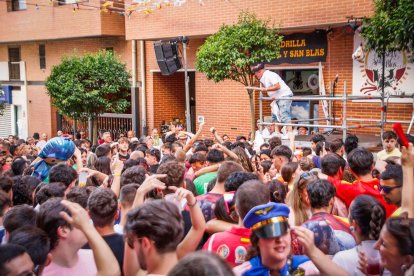 El público abarrota las cuadrillas en la tarde de los Agés.