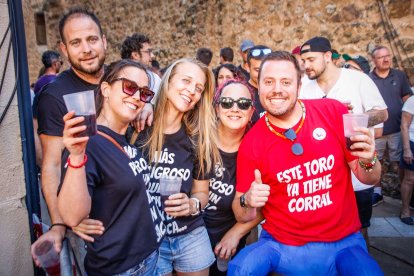 El público abarrota las cuadrillas en la tarde de los Agés.