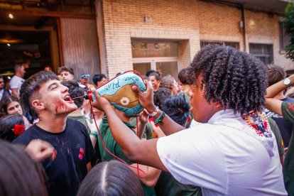 El público abarrota las cuadrillas en la tarde de los Agés.
