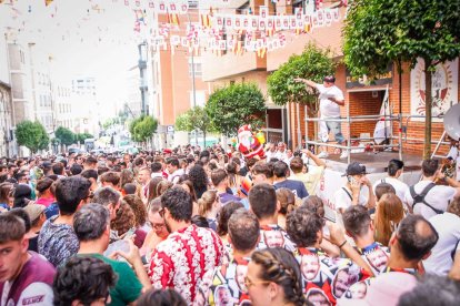 El público abarrota las cuadrillas en la tarde de los Agés.