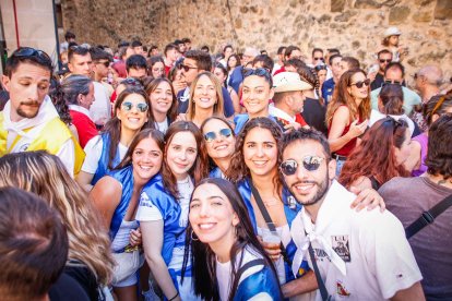 El público abarrota las cuadrillas en la tarde de los Agés.