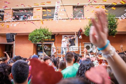 El público abarrota las cuadrillas en la tarde de los Agés.