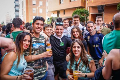 El público abarrota las cuadrillas en la tarde de los Agés.