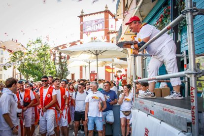 El público abarrota las cuadrillas en la tarde de los Agés.