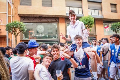 El público abarrota las cuadrillas en la tarde de los Agés.