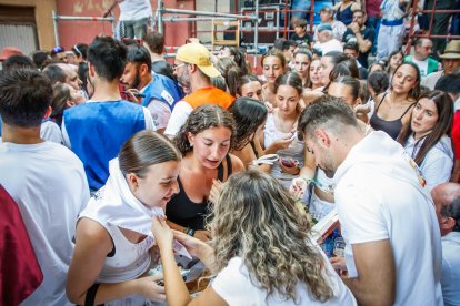 El público abarrota las cuadrillas en la tarde de los Agés.