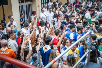 El público abarrota las cuadrillas en la tarde de los Agés.