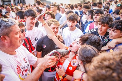 El público abarrota las cuadrillas en la tarde de los Agés.