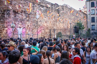 El público abarrota las cuadrillas en la tarde de los Agés.