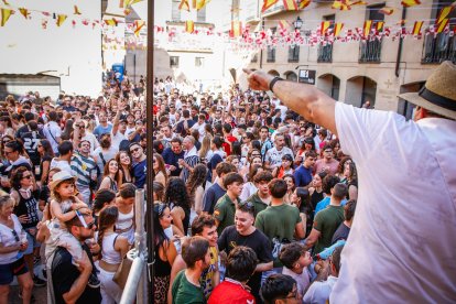 El público abarrota las cuadrillas en la tarde de los Agés.