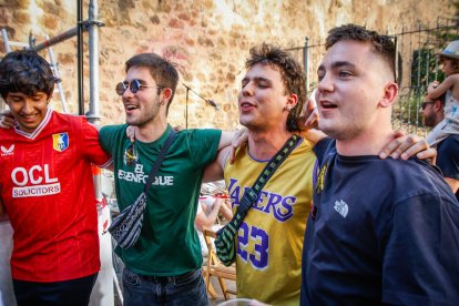 El público abarrota las cuadrillas en la tarde de los Agés.