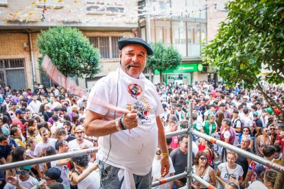 El público abarrota las cuadrillas en la tarde de los Agés.