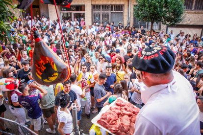 El público abarrota las cuadrillas en la tarde de los Agés.