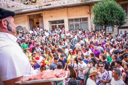 El público abarrota las cuadrillas en la tarde de los Agés.