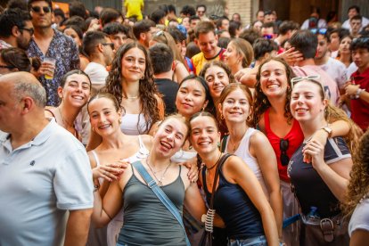El público abarrota las cuadrillas en la tarde de los Agés.