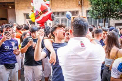 El público abarrota las cuadrillas en la tarde de los Agés.