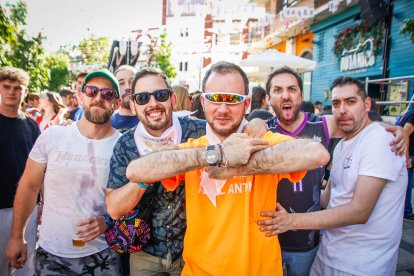 El público abarrota las cuadrillas en la tarde de los Agés.