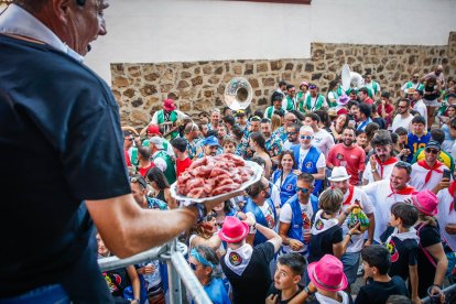 El público abarrota las cuadrillas en la tarde de los Agés.