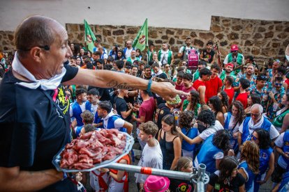 El público abarrota las cuadrillas en la tarde de los Agés.