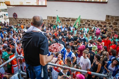 El público abarrota las cuadrillas en la tarde de los Agés.