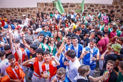 El público abarrota las cuadrillas en la tarde de los Agés.