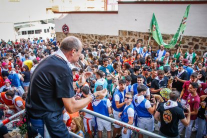 El público abarrota las cuadrillas en la tarde de los Agés.