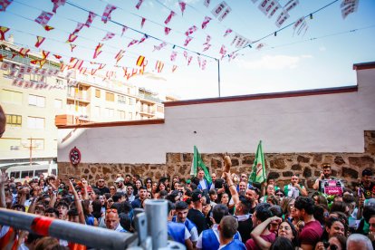 El público abarrota las cuadrillas en la tarde de los Agés.