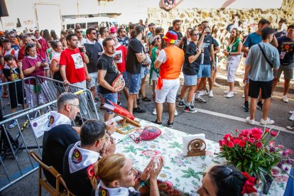 El público abarrota las cuadrillas en la tarde de los Agés.