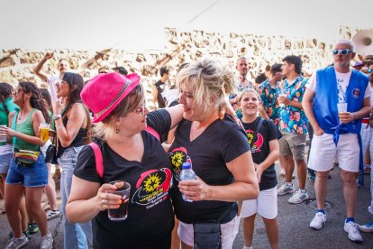 El público abarrota las cuadrillas en la tarde de los Agés.