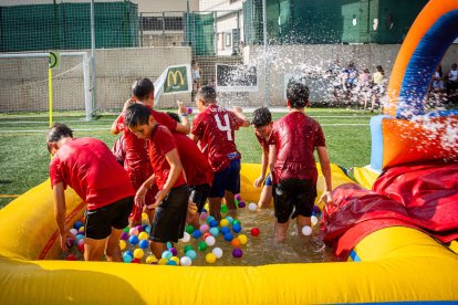 Una tarde refrescante para combatir el calor e iniciar las fiestas