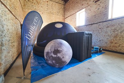 Vecinos y turistas de Soria exploran el cosmos en el planetario portátil.