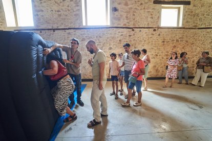 Vecinos y turistas de Soria exploran el cosmos en el planetario portátil.