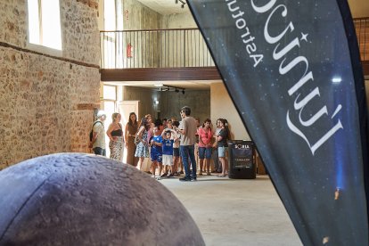 Vecinos y turistas de Soria exploran el cosmos en el planetario portátil.
