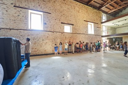 Vecinos y turistas de Soria exploran el cosmos en el planetario portátil.