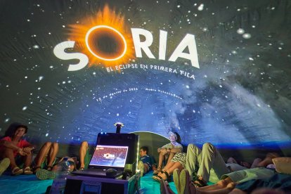 Vecinos y turistas de Soria exploran el cosmos en el planetario portátil.
