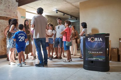 Vecinos y turistas de Soria exploran el cosmos en el planetario portátil.