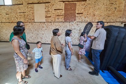 Vecinos y turistas de Soria exploran el cosmos en el planetario portátil.