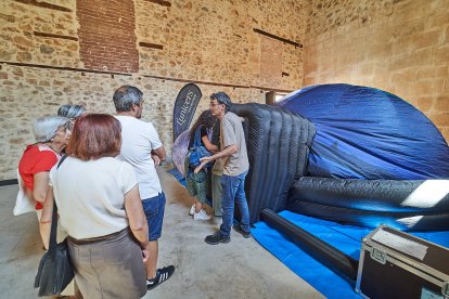 Vecinos y turistas de Soria exploran el cosmos en el planetario portátil.