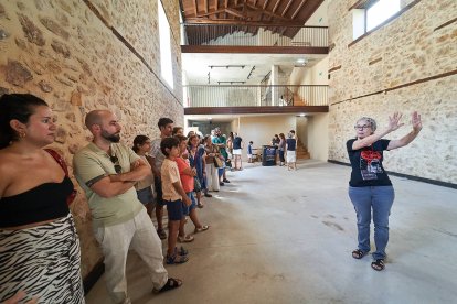 Vecinos y turistas de Soria exploran el cosmos en el planetario portátil.