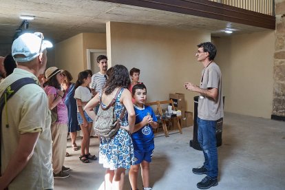 Vecinos y turistas de Soria exploran el cosmos en el planetario portátil.