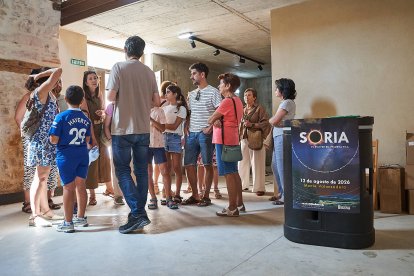 Vecinos y turistas de Soria exploran el cosmos en el planetario portátil.