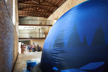 Vecinos y turistas de Soria exploran el cosmos en el planetario portátil.