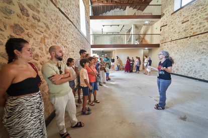 Vecinos y turistas de Soria exploran el cosmos en el planetario portátil.