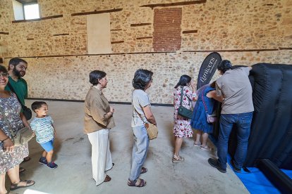 Vecinos y turistas de Soria exploran el cosmos en el planetario portátil.