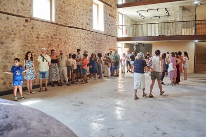 Vecinos y turistas de Soria exploran el cosmos en el planetario portátil.